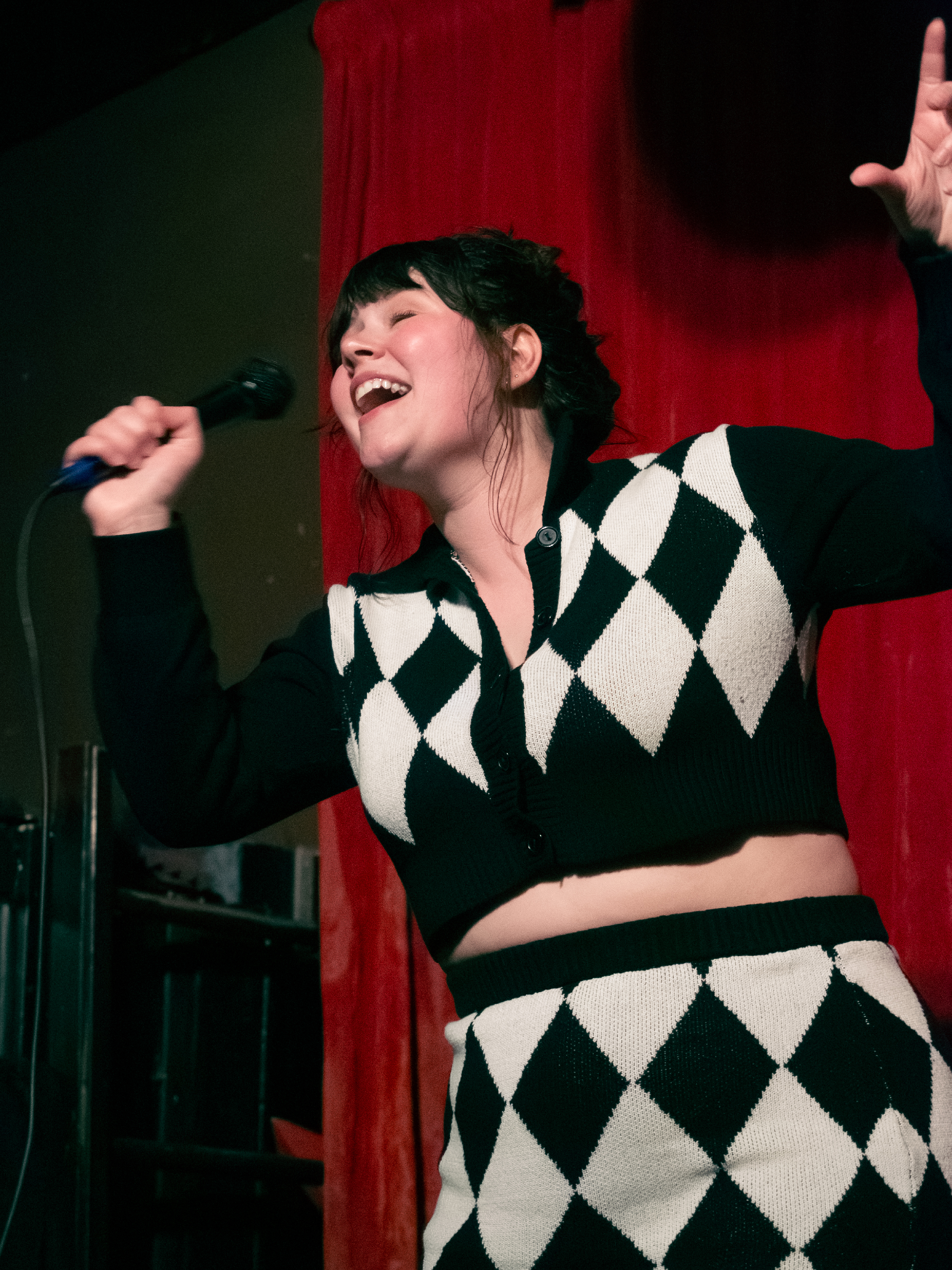Jessie Lee sings.